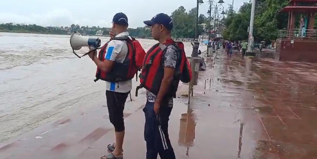 अलर्ट: वार्निंग लेबल से ऊपर बह रही गंगा,अलर्ट शुरू…