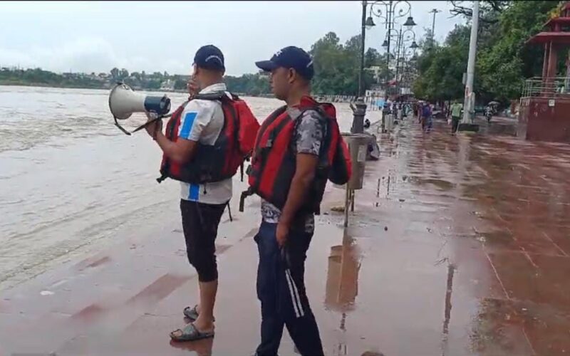 अलर्ट: वार्निंग लेबल से ऊपर बह रही गंगा,अलर्ट शुरू…