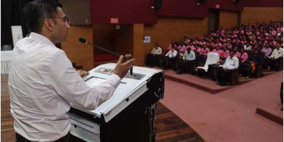 चर्चा: डीएम सविन ने आशाओ से उनकी समस्या को जाना, किया संवाद…