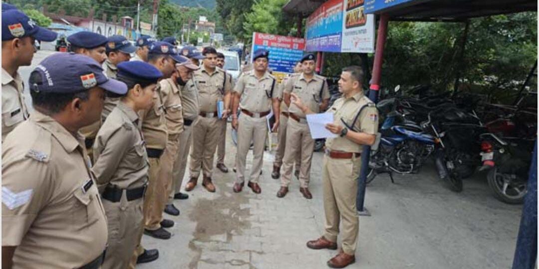 लापरवाही: मकान मालिकों को लापरवाही पड़ी महंगी, पुलिस ने किये लाखों के चालान…