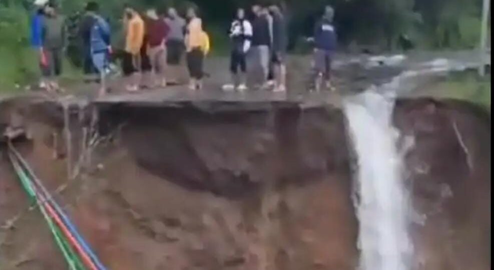 अलर्ट: मूसलाधार बरसात ने मचाई तबाही, जगह जगह नुकसान…