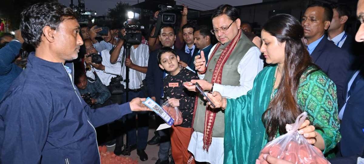 सीएम ने स्थानीय कारीगरों से क्रय की दीपक और मूर्तियां, लोगों से की यह अपील…