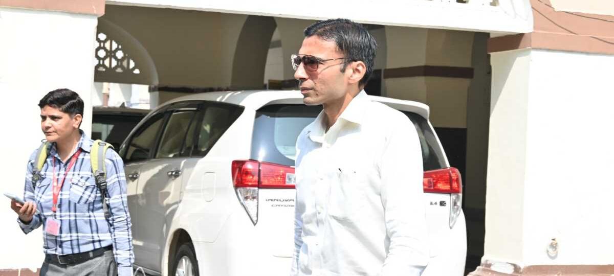 डीएम ने दीपावली तक लाईट सेक्शन से जुड़े सभी अधिकारी कार्मिकों की छु्ट्टी पर रोक लगाईं