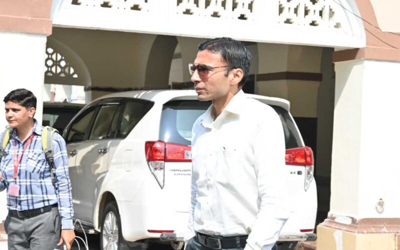 डीएम ने दीपावली तक लाईट सेक्शन से जुड़े सभी अधिकारी कार्मिकों की छु्ट्टी पर रोक लगाईं