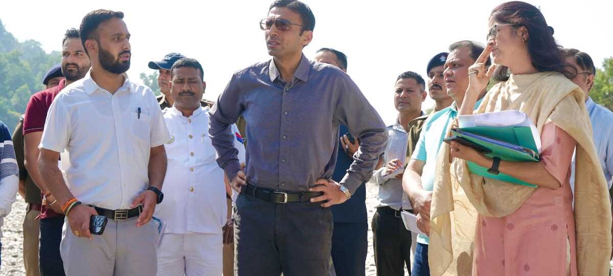 त्रिवेणी घाट से चंद्रभागा नदी तक में अवैध खनन की जनहित याचिका को लेकर डीएम ने किया स्थलीय निरीक्षण