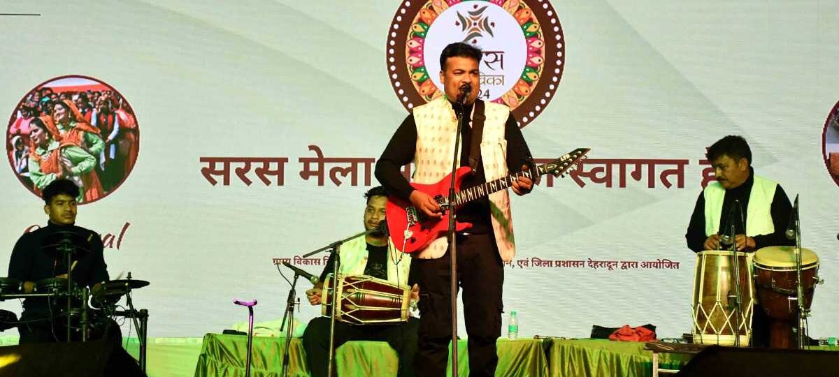 सरस मेले में लोक गायक अमित सागर के गीतों का लोगों ने खूब आनंद लिया…