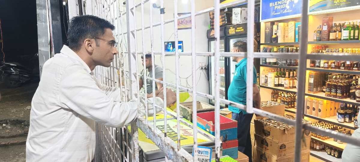 शराब की ओवररेटिंग करने वालों में मची खलबली, दूकानों पर अर्थदंड की कार्यवाही