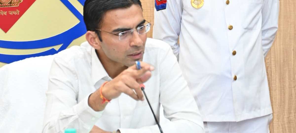 बिना अनुमति एवं अनुमति से अधिक रोड़ कटिंग पर होगी विधिक कार्यवाहीः डीएम