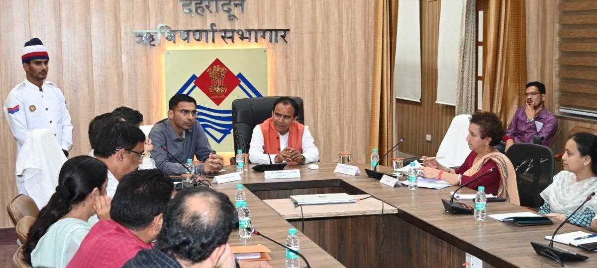 जनपद के स्कूलों के आधुनिकीकरण, स्वास्थ्य सेवाओं में सुधार तथा भिक्षावृत्ति रोकथाम हेतु डीएम बसंल के प्रयास सराहनीयः धन सिंह रावत