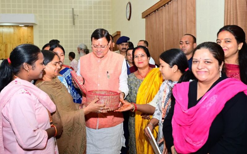 मुख्यमंत्री ने जनता मिलन कार्यक्रम में किया प्रतिभाग, सुनी जनसमस्याएँ