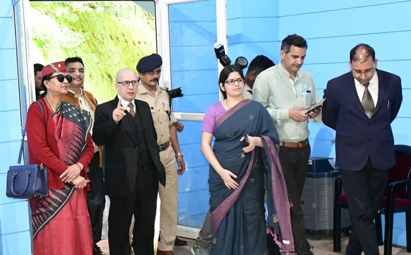 नैनीताल में मुख्य सचिव ने ली विकास कार्यों की बैठक, भू कानून को लेकर कही यह बात…