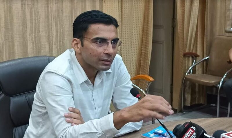 देहरादून में भिक्षावृत्ति पर रोक के लिए प्रमुख चौराहों पर रोस्टरवार तैनात किए गए होमगार्ड जवान…