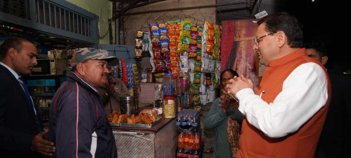 काफिला रोक, लोगों से मिलने पहुंचे मुख्यमंत्री पुष्कर सिंह धामी