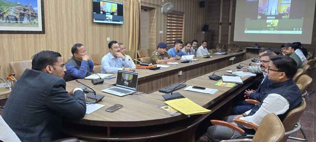 एनएच के अधिकारियों के गोलमोल जवाब देने पर डीएम ने लगाई फटकार…