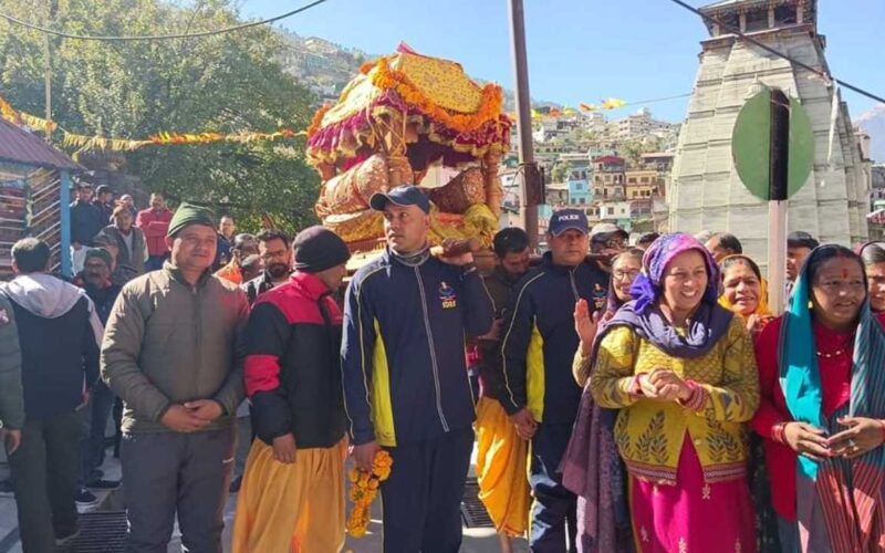 आदि गुरु शंकराचार्य जी की पवित्र गद्दी आज श्री नृसिंह मंदिर ज्योतिर्मठ मंदिर पहुंची…