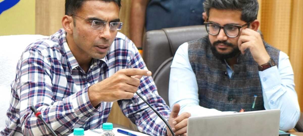 आगामी नगर निकाय चुनाव की तैयारियां पहले से कर लें अधिकारी: डीएम