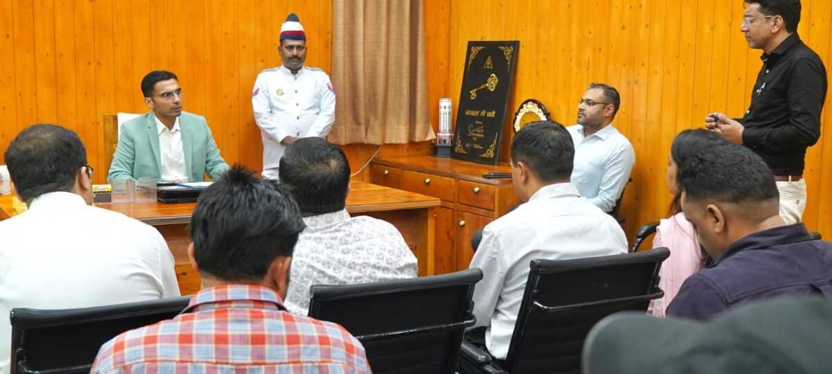 जनता की समस्या से बचना नहीं, निदान जरूरी: डीएम