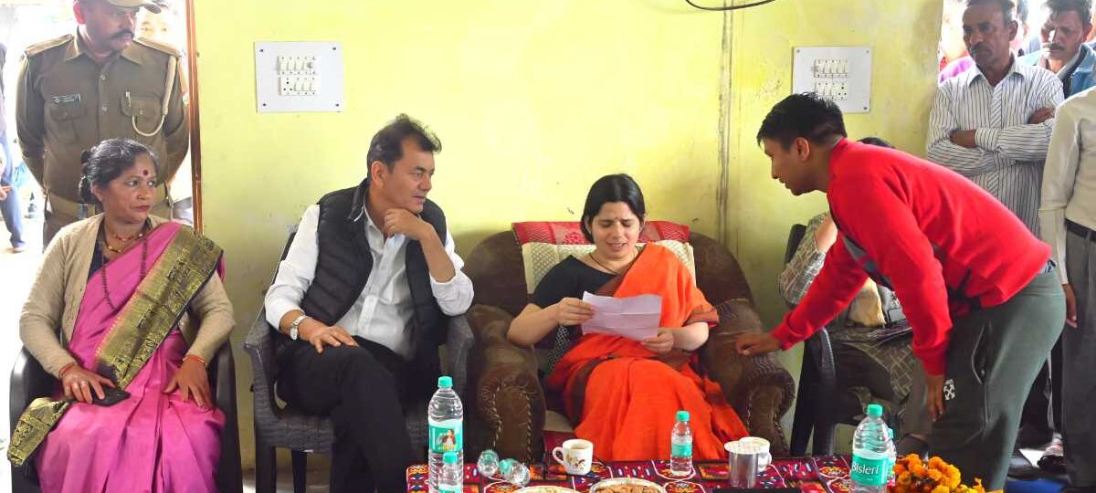 नैनीताल : डीएम  वंदना ने आपदा प्रवाहित ग्राम खूपी का भ्रमण कर सुनी जनसमस्याएं…