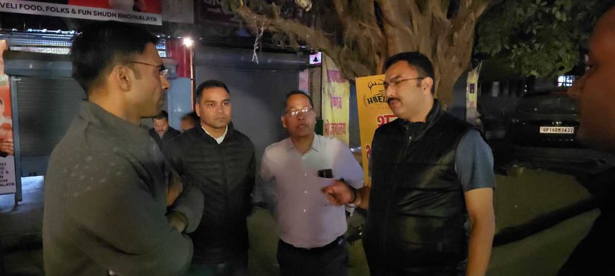 आधी रात जिलाधिकारी उतरे सड़कों पर, यहां ताबड़तोड़ छापेमारी…