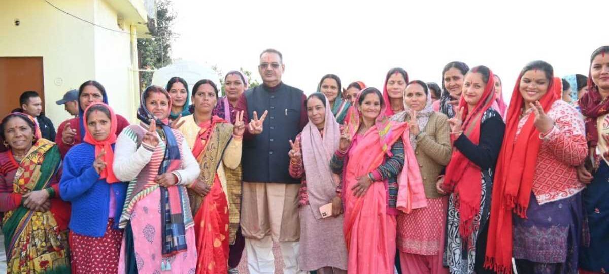 कैबिनेट मंत्री गणेश जोशी ने जन संपर्क कर आशा नौटियाल के पक्ष में मतदान की अपील की…