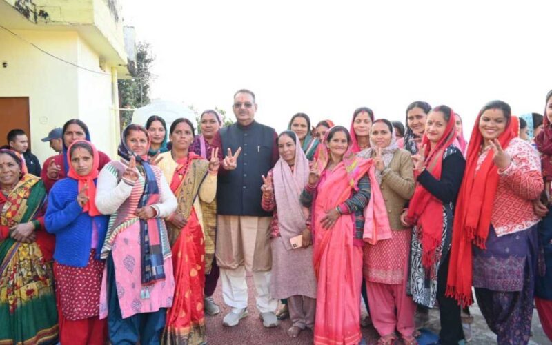 कैबिनेट मंत्री गणेश जोशी ने जन संपर्क कर आशा नौटियाल के पक्ष में मतदान की अपील की…