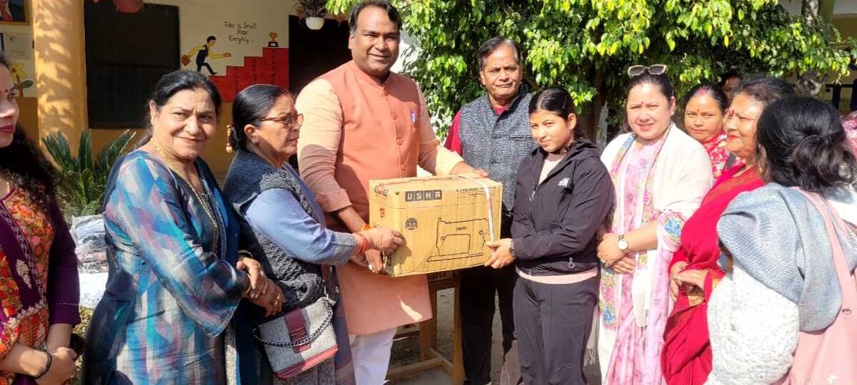 ब्लूमिंग बर्ड्स स्कूल के छात्र-छात्राओं को स्वेटर एवं महिलाओं को सिलाई मशीन दी…