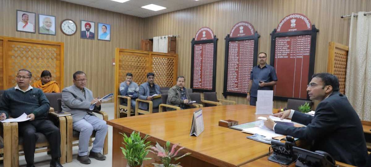 नये टॉयलेट निर्माण के साथ ही शहर में अन्य टॉयलेट को भी करें मॉडिफाईः डीएम