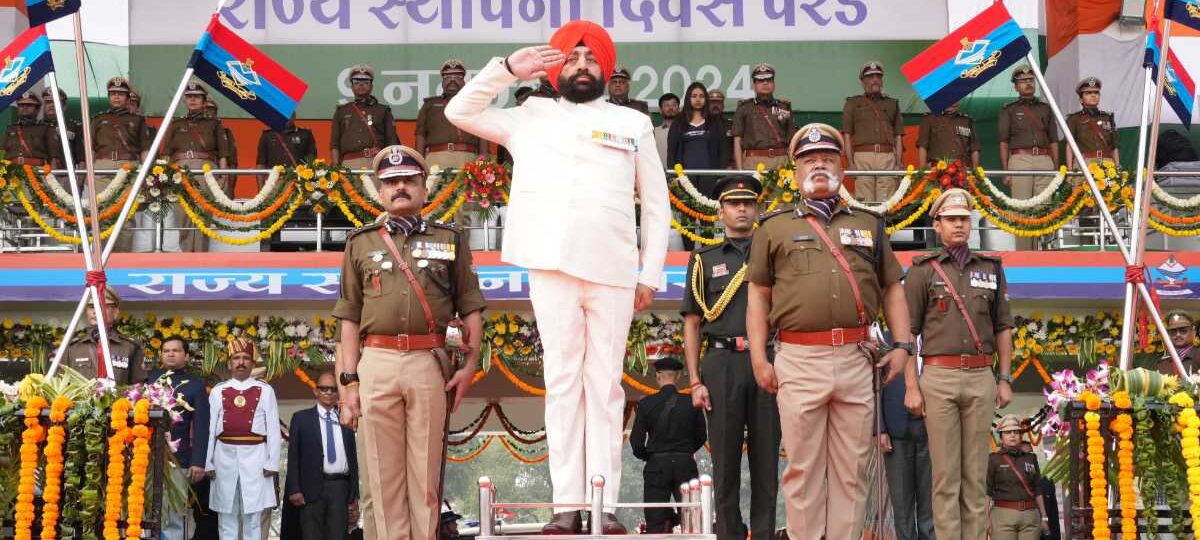 राज्य स्थापना दिवस के अवसर पुलिस लाइन में राज्यपाल ने रैतिक परेड का निरीक्षण कर सलामी ली…