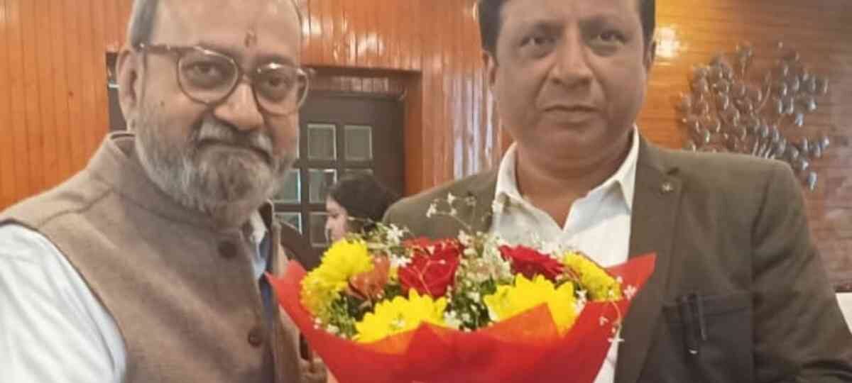 पीआरएसआई के राष्ट्रीय अध्यक्ष डॉ अजीत पाठक ने सूचना महानिदेशक बंसीधर तिवारी से शिष्टाचार भेंट की