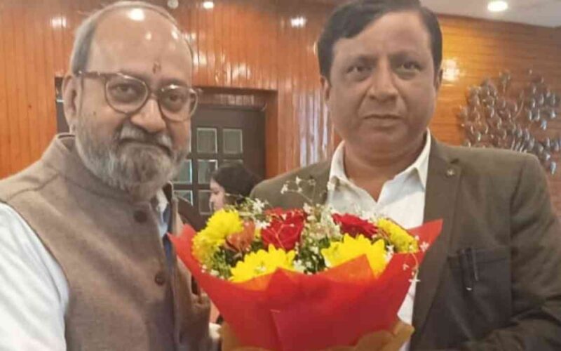 पीआरएसआई के राष्ट्रीय अध्यक्ष डॉ अजीत पाठक ने सूचना महानिदेशक बंसीधर तिवारी से शिष्टाचार भेंट की