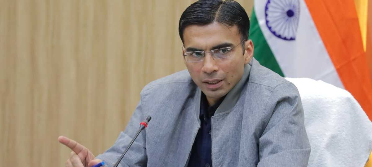 अनुमति के टावर लगे पाए जाने पर सीलिंग की कार्यवाही सहित होगी एफआईआर:डीएम