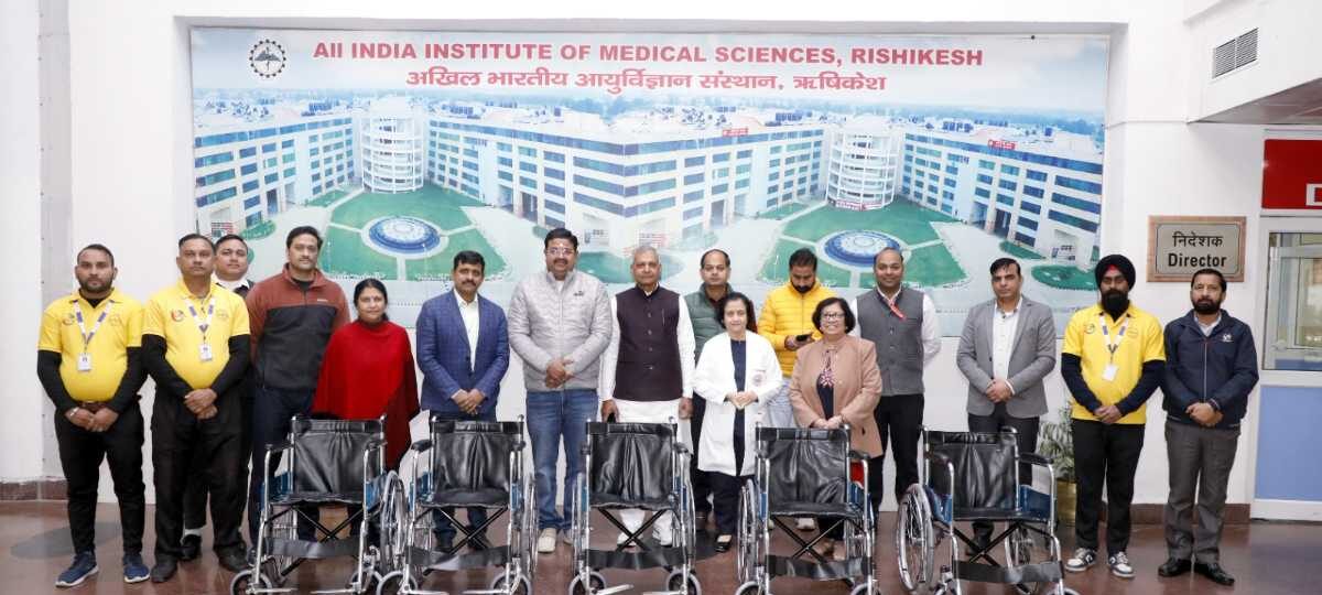 रोगियों की सेवार्थ एम्स को दान की 25 व्हील चेयर…