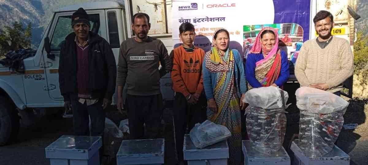 चमोली जनपद के नारायणबगड़ ब्लॉक में सेवा इंटरनेशनल ने बाटे मधुमक्खी के बक्से