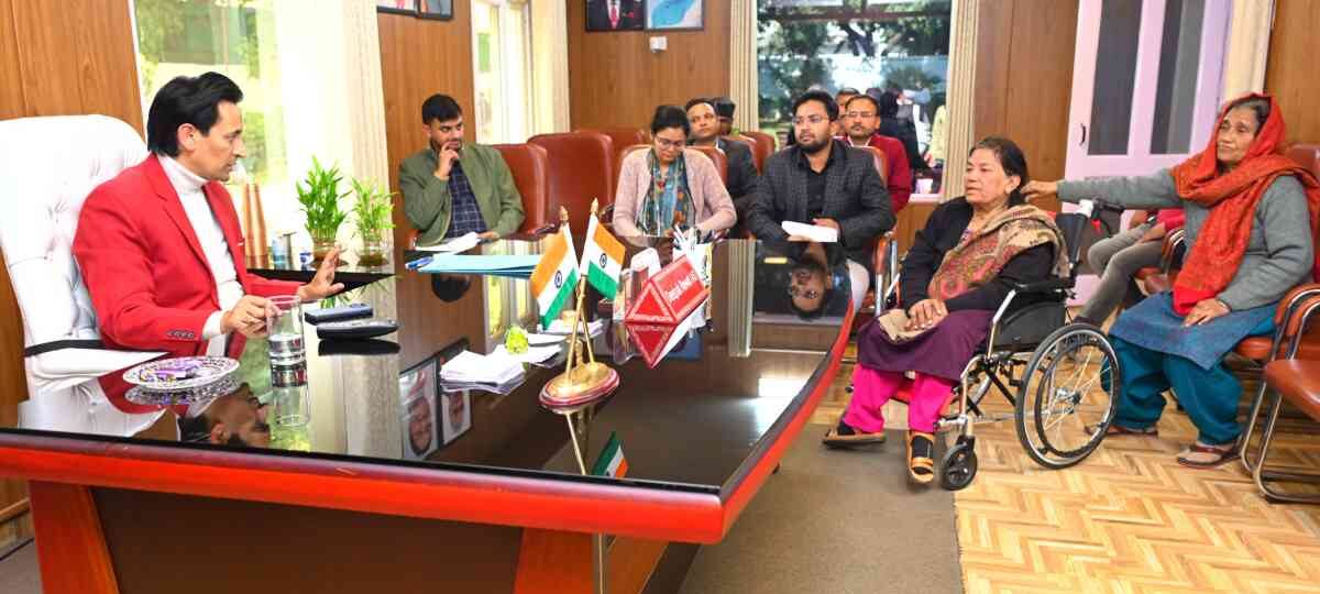 कुमाऊं आयुक्त दीपक रावत ने सुनी जनसमस्याएं, मौके पर किया निस्तारण…