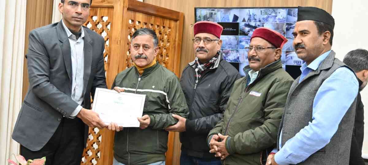 ब्रेकिंग: डीएम ने दिलाया राज्य आंदोलनकारी के परिजन को सम्मान पत्र