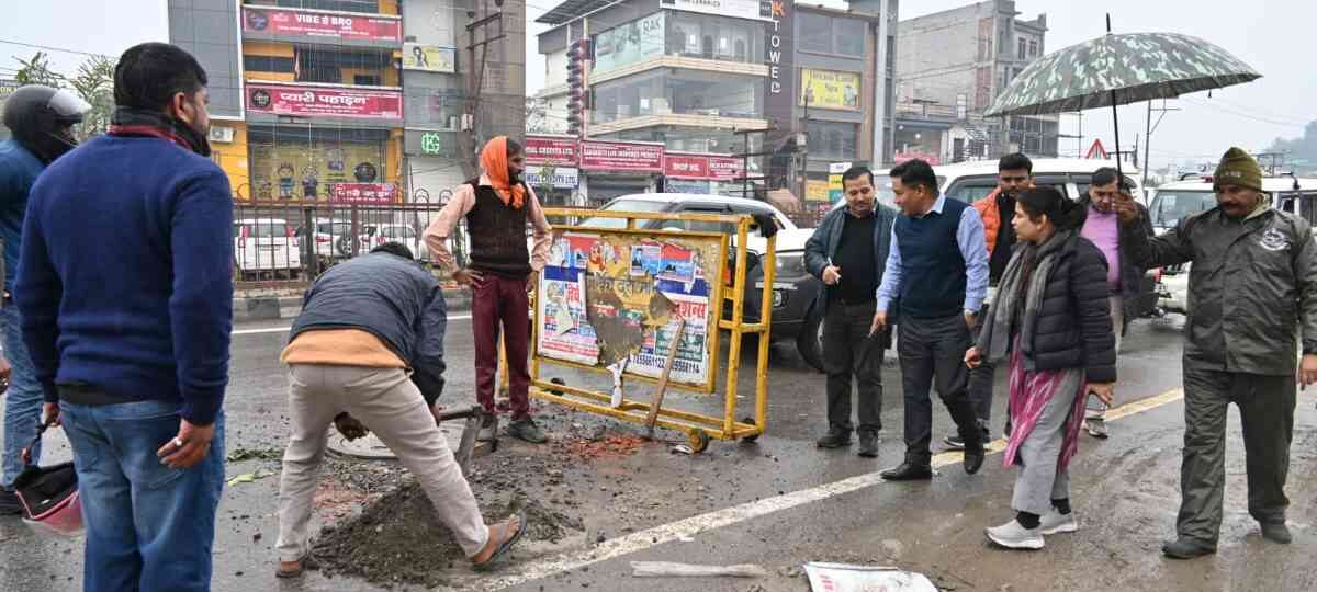डीएम सडीएम सख्तः रोड़ कटिंग अनुमति की शर्तों के उल्लंघन पर यूपीसीएल पर 01 लाख का अर्थदण्डख्तः रोड़ कटिंग अनुमति की शर्तों के उल्लंघन पर यूपीसीएल पर 01 लाख का अर्थदण्ड