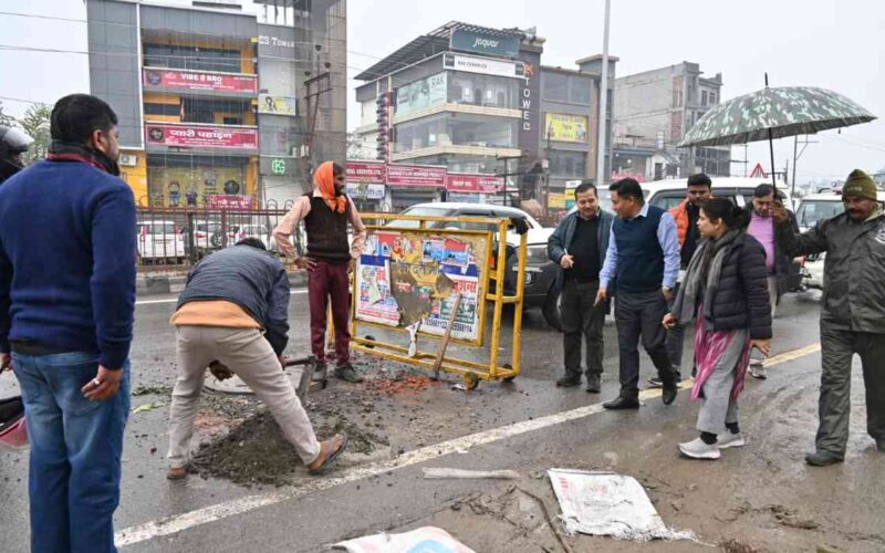 डीएम सडीएम सख्तः रोड़ कटिंग अनुमति की शर्तों के उल्लंघन पर यूपीसीएल पर 01 लाख का अर्थदण्डख्तः रोड़ कटिंग अनुमति की शर्तों के उल्लंघन पर यूपीसीएल पर 01 लाख का अर्थदण्ड