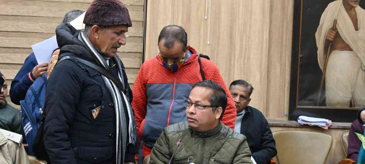 जनता दर्शन कार्यक्रम में 69 शिकायतें प्राप्त हुई, भू-माफियाओं पर कार्यवाही के निर्देश…