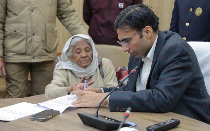 जिलाधिकारी की अध्यक्षता में आयोजित हुआ जनता दर्शन कार्यक्रम, अधिकारियों को समयबद्ध निस्तारण के दिए निर्देश