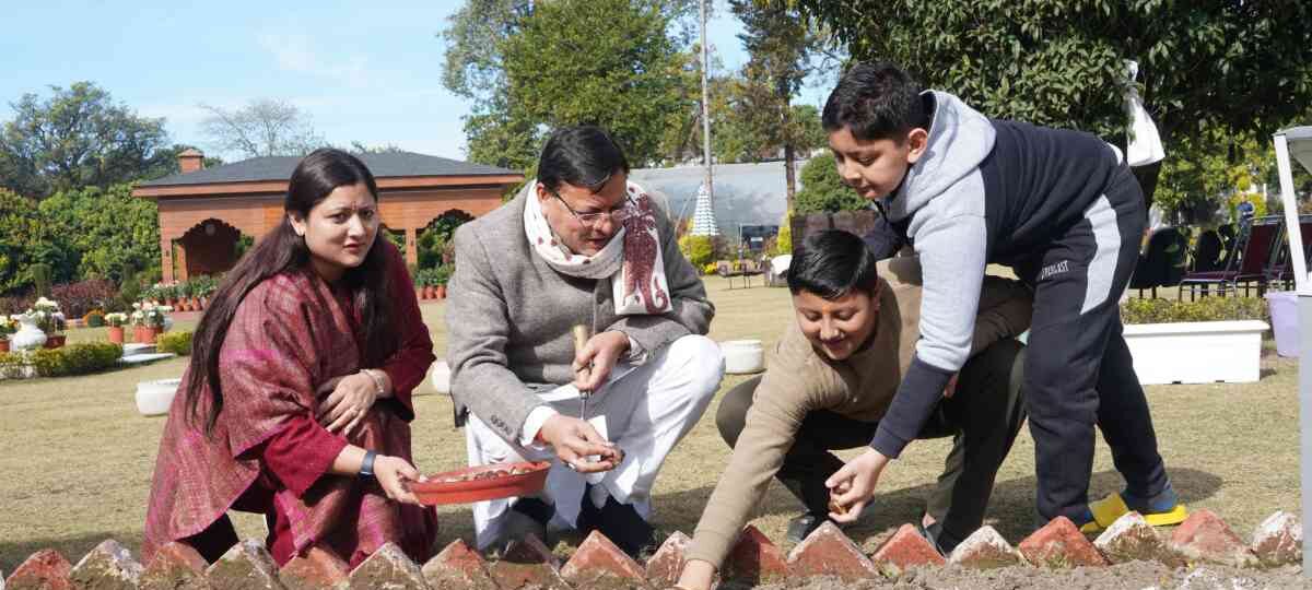 मुख्यमंत्री धामी ने मुख्यमंत्री आवास परिसर में किया ट्यूलिप बल्ब का रोपण…