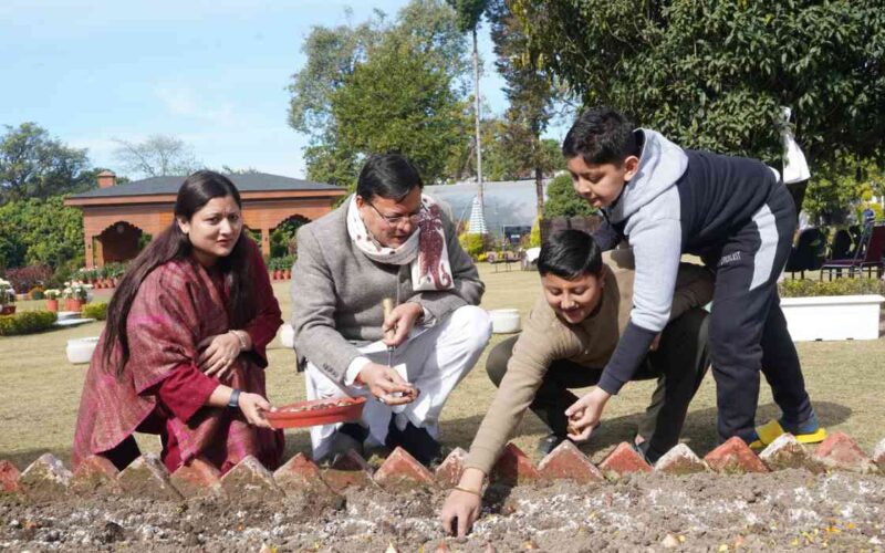 मुख्यमंत्री धामी ने मुख्यमंत्री आवास परिसर में किया ट्यूलिप बल्ब का रोपण…