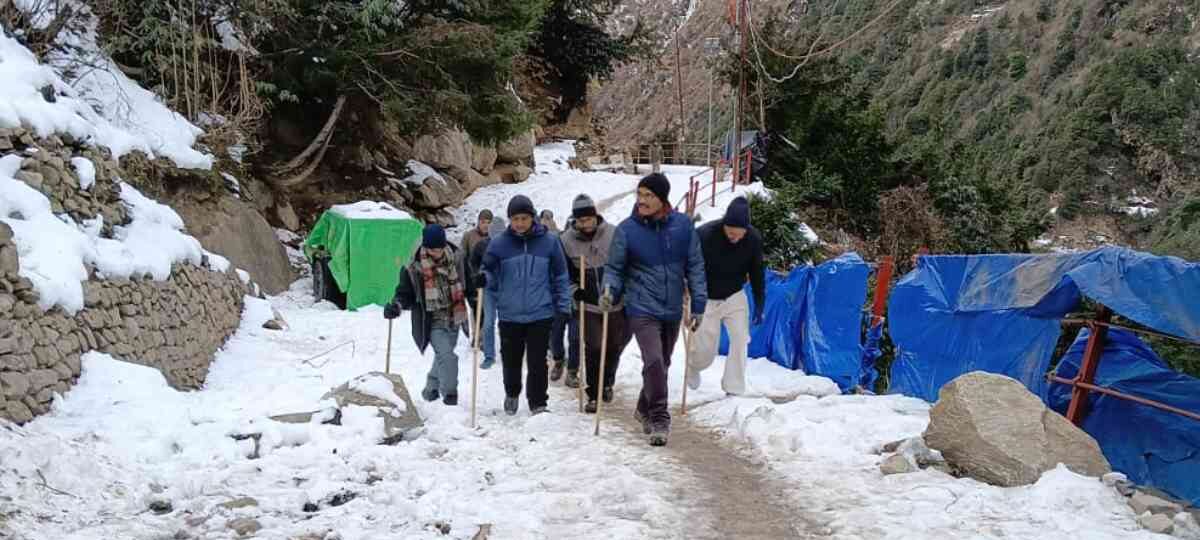 गौरीकुंड से केदारनाथ तक पैदल चलकर डीएम ने किया केदारनाथ यात्रा मार्ग एवं निर्माण कार्यो का निरीक्षण…