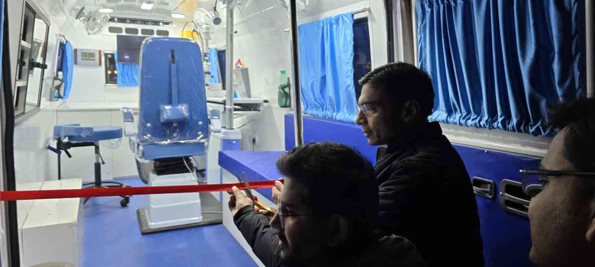 डीएम ने अत्याधुनिक मोबााईल आई क्लिनिक को हरीझण्डी दिखाकर रवाना किया…