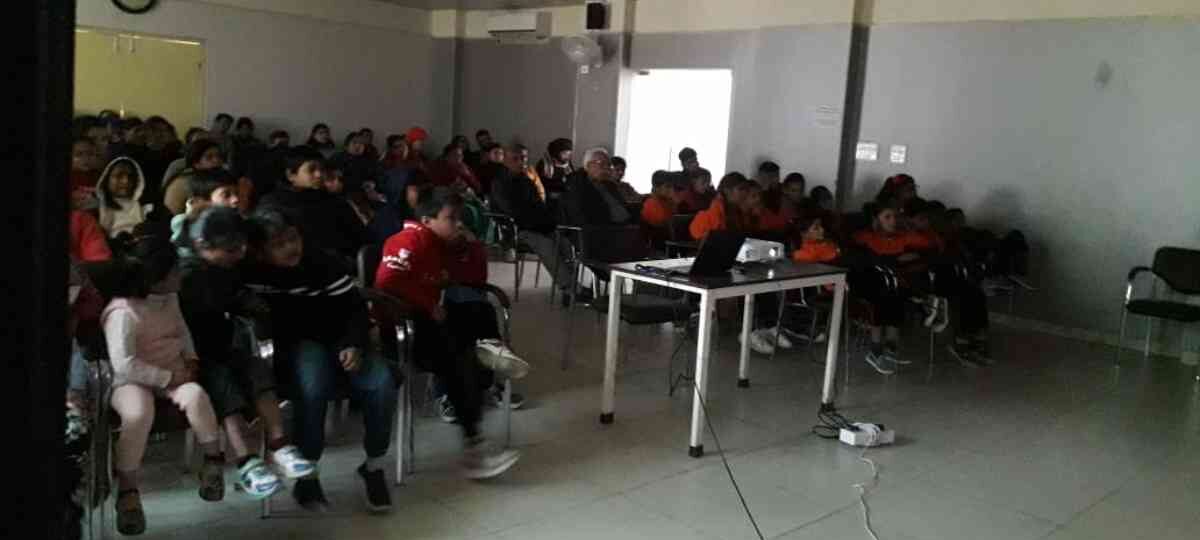 दून पुस्तकालय के सभागार में बच्चों  के लिए हैरी पॉटर फिल्म का प्रदर्शन…