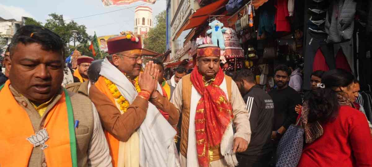 बीजेपी मेयर प्रत्याशी सौरभ थपलियाल ने महानगर अध्यक्ष के नेतृत्व में पलटन बाजार में जनसंपर्क किया…