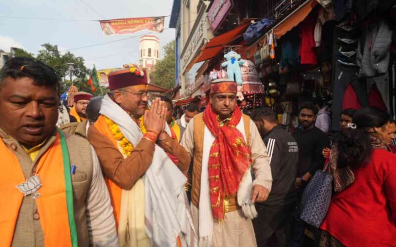 बीजेपी मेयर प्रत्याशी सौरभ थपलियाल ने महानगर अध्यक्ष के नेतृत्व में पलटन बाजार में जनसंपर्क किया…