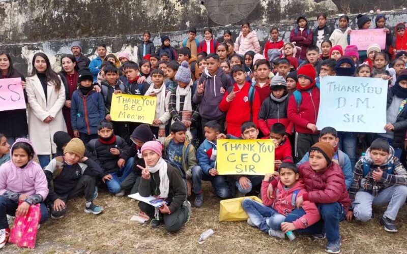 प्रवेश परीक्षा आवागमन व्यवस्था के लिए बच्चों ने डीएम एवं सीडीओ को दिया धन्यवाद…