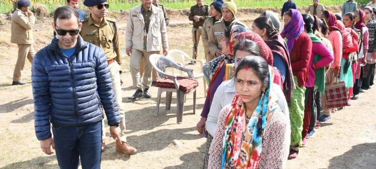 जिलाधिकारी आशीष भटगांई ने अनेक पोलिंग बूथों का निरीक्षण किया…