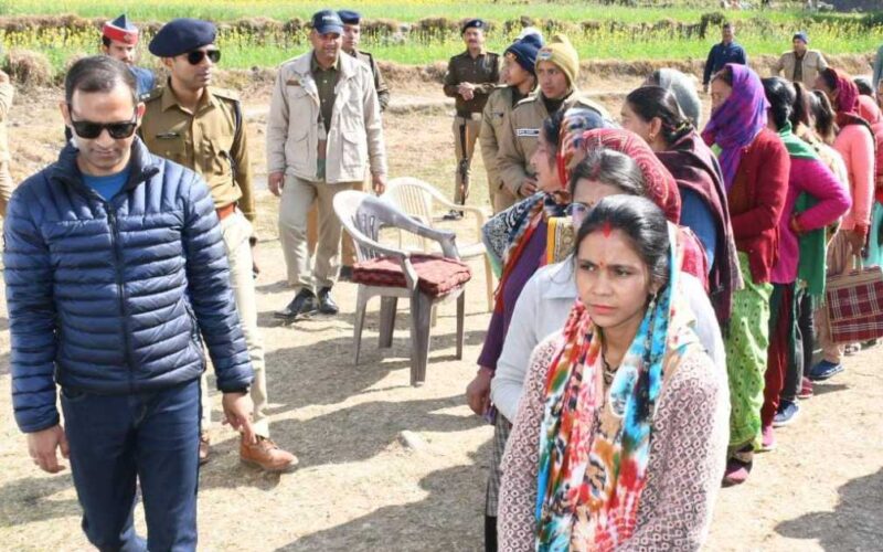 जिलाधिकारी आशीष भटगांई ने अनेक पोलिंग बूथों का निरीक्षण किया…
