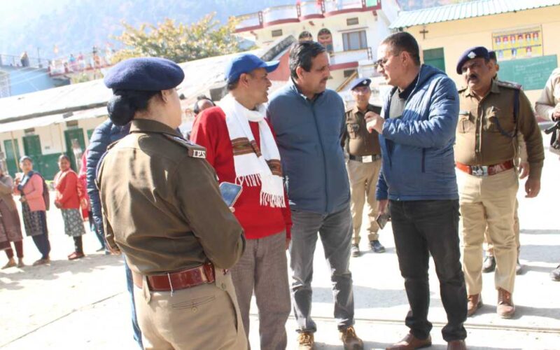 उत्तरकाशी: डीएम ने किया नगर पालिका परिषद चिन्यालीसौड़ के बूथों का निरीक्षण…